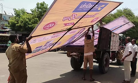சென்னையிலும் அனுமதி இல்லாமல் ராட்சத விளம்பர பேனர்கள்: கண்டு கொள்வாரில்லை