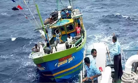 இந்திய கடல் எல்லையில் அத்துமீறி மீன் பிடித்த இலங்கை மீனவர்கள் 14 பேர் கைது