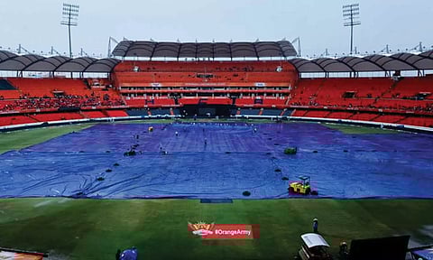 ஐ.பி.எல். 2024: SRHvsGT - மழை காரணமாக டாஸ் போடுவதில் தொடர்ந்து தாமதம்