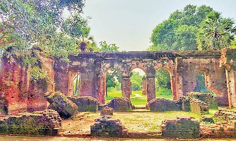சமூக விரோதிகளின் மதுக்கூடாரமாக மாறும் அரிக்கன்மேடு-சுற்றுலா பயணிகள் அச்சம்