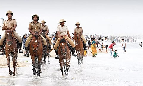 மெரினா கடலில் மூழ்குபவர்களை காப்பாற்றும் போலீஸ் குதிரைப் படையினர்