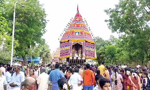கோலாகலமாக நடந்த திருநள்ளாறு சனீஸ்வர பகவான் கோவில் தேரோட்டம்