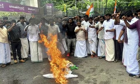 கேரளாவில் பினராயி விஜயன் கொடும்பாவி எரித்து காங்கிரஸ் போராட்டம்