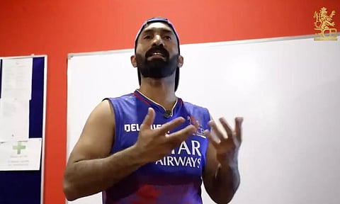 ஆட்டத்தை மாற்றிய டோனியின் சிக்சர்: தினேஷ் கார்த்திக் சொன்ன ரகசியம்