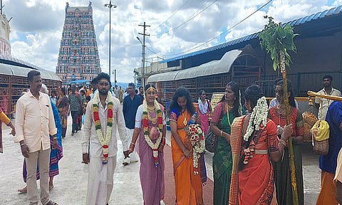 முகூர்த்த நாள்: திருத்தணி-திருப்போரூர் கோவிலில் நடைபெற்ற 100 திருமணங்கள்