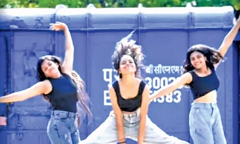 கவர்ச்சி நடனமாடி ரீல்ஸ் வெளியிட்டது நடன பள்ளி மாணவிகள்- வழக்கு பதிவு செய்ய போலீசார் முடிவு