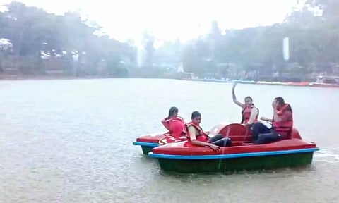 ஏற்காட்டில் மழையில் நனைந்தபடி படகு சவாரி செய்த சுற்றுலா பயணிகள்.