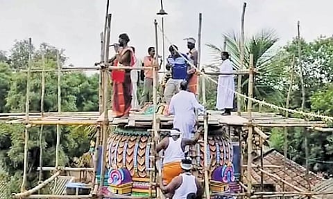 கோவில் கலசங்களுக்கு புனித நீர் ஊற்றப்படுவதை ஆர்வமுடன் பார்த்த பாதிரியார்கள்.