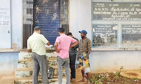 கொள்ளை முயற்சி நடந்த கீழக்கண்டனி தொடக்க வேளாண் கூட்டுறவு வங்கி.