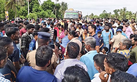 இருதரப்பினரிடையே மோதல்- இளைஞர்களை கைது செய்ய எதிர்ப்பு தெரிவித்து சாலை மறியல்