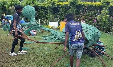அண்ணா பூங்காவில் மலர் உருவங்கள் அமைக்கும் பணியில் ஈடுபட்ட தொழிலாளர்கள்.