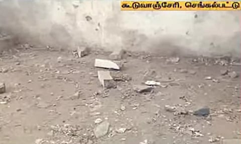 பழைய காவலர் குடியிருப்பில் வெடித்த நாட்டு வெடிகுண்டு