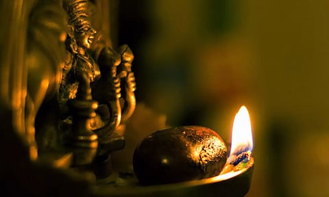 அலைமகள் கலைமகள் மலைமகள் வாசம் செய்யும் விளக்கு