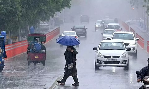 தமிழகம் மற்றும் புதுவையில் ஆரஞ்ச் அலர்ட்- நாளை 8 மாவட்டங்களுக்கு கனமழை