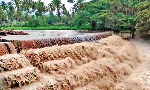 வைகை அணைக்கு நீர்வரத்து அதிகரிப்பால் விவசாயிகள் மகிழ்ச்சி- அருவிகளுக்கு செல்ல தொடர்ந்து தடை