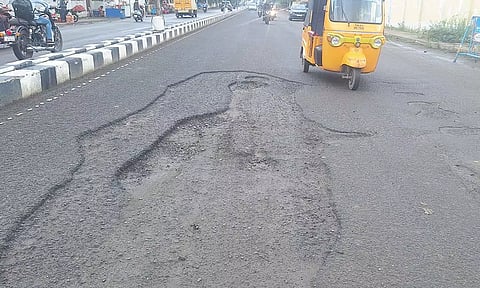 தடுமாறி விழும் வாகனங்கள்.... பாதுகாப்பு இல்லாத பயணம்: அம்பத்தூரில் உடைந்துபோன சாலைகள்