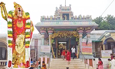 புராண வரலாறுகளை கொண்ட அர்த்தநாரீஸ்வரர்