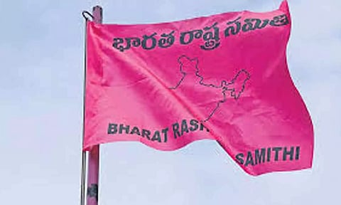 தெலுங்கானாவில் வீட்டிற்கு வெளியே தூங்கிய பி.ஆர்.எஸ். கட்சி தலைவர் வெட்டி கொலை