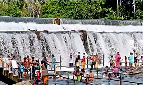 கொடிவேரி தடுப்பணையில் குளிக்க சுற்றுலா பயணிகளுக்கு அனுமதி