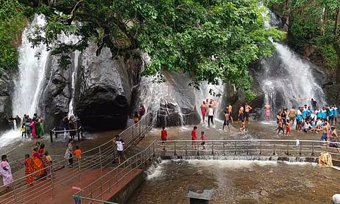 ஐந்தருவியில் குளித்து மகிழ்ந்த சுற்றுலா பயணிகள்- மெயின் அருவி, பழைய குற்றாலத்தில் தடை நீடிப்பு