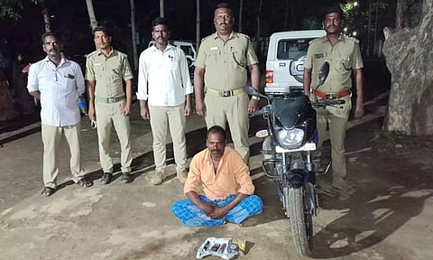 புள்ளிமானை வேட்டையாடி கறியை விற்பனை செய்தவர் கைது