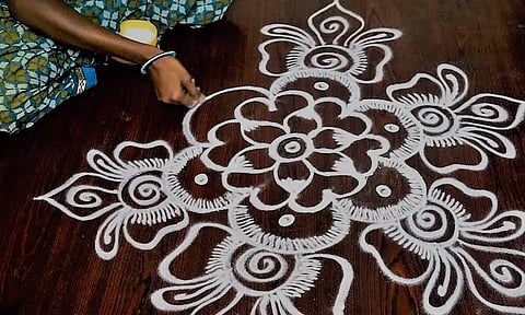 லட்சுமி கடாட்சத்தை கொடுக்கும் கோலம்