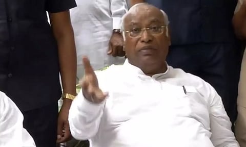 ''விஷத்தைக் கண்டால் விலகி இருக்கச் சொல்கிறேன்... ஆனால் பிரதமர் மோடி" - கார்கே ஆதங்கம்