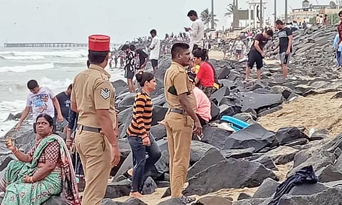 புதுச்சேரி கடற்கரையில் அதிகாலையில் குவிந்த சுற்றுலா பயணிகள்