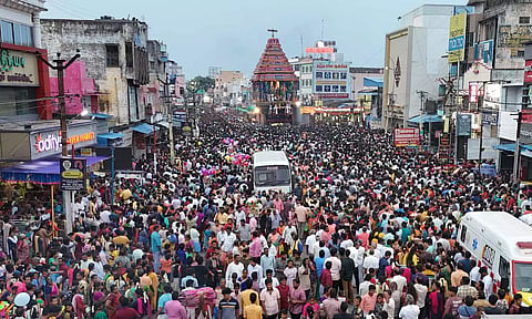 காஞ்சிபுரம் வரதராஜ பெருமாள் கோவில் தேரோட்டம் கோலாகலம்