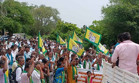 உடுமலை சின்னாறு சோதனைச்சாவடியை முற்றுகையிட்டு விவசாயிகள் போராட்டம்