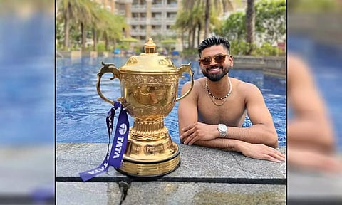 எங்க போனாலும் எடுத்துட்டு போவேன் - ஐ.பி.எல். கோப்பையுடன் ஸ்ரேயஸ் அய்யர்