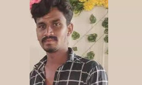 ஜேடர்பாளையம் அருகே வாலிபர் குளியல் அறையில் மர்ம மரணம்