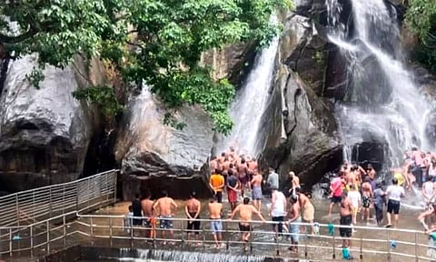 குற்றால அருவிகளில் மிதமான அளவில் தண்ணீர்- சுற்றுலா பயணிகள் உற்சாக குளியல்