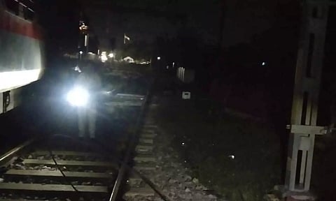 திருப்பத்தூர் அருகே தண்டவாளத்தில் மின் கம்பி அறுந்து விழுந்தது 7 ரெயில்கள் தாமதம்