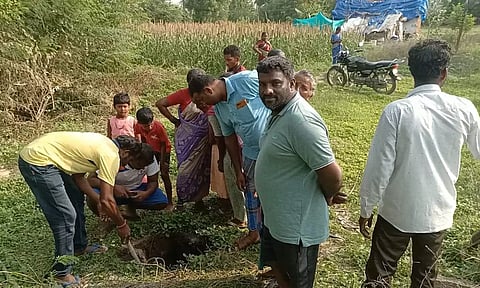 எரிகல் விழுந்த பள்ளத்தை பொதுமக்கள் பார்வையிட்ட காட்சி.