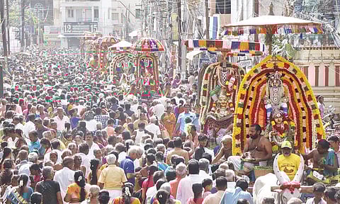 தஞ்சையில் கோலாகலம்: ஒரே இடத்தில் 25 பெருமாள்கள் கருடசேவை வைபவம்