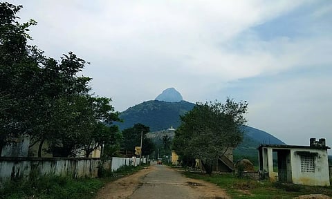 வாலி வாலால் கட்டி இழுத்ததால் சாய்ந்த நிலையில் இருக்கும் வாலீஸ்வரர்