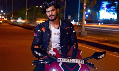 செல்போன் பேசியபடி காரை ஓட்டியதாக வழக்கு: பிரபல யூடியூபர் டிடிஎப் வாசன் கைது