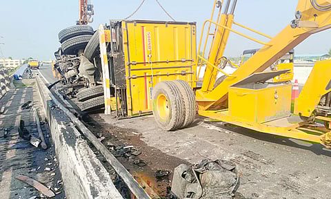 திண்டிவனம் புறவழிச்சாலையில் தடுப்பு கட்டையில் மோதி கண்டெய்னர் லாரி விபத்து