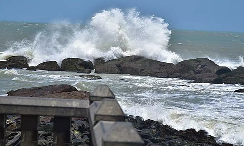 கன்னியாகுமரியில் கடல் சீற்றம் காரணமாக ராட்சத அலைகள் எழும்பியை காணலாம்.