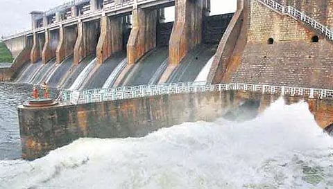 கிருஷ்ணகிரி அணையில் இருந்து பாரூர் ஏரிக்கு விநாடிக்கு 300 கனஅடி தண்ணீர் திறப்பு