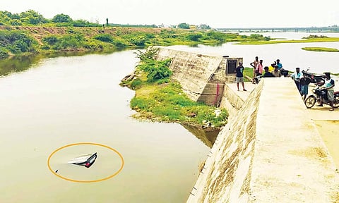 தரைப்பாலத்தில் சென்ற கார் நிலை தடுமாறி கவிழ்ந்து ஆற்றில் மூழ்கியது