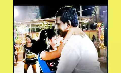ஒட்டன்சத்திரத்தில் கரகாட்டக்கார பெண்ணுடன் தி.மு.க. கவுன்சிலர் குத்தாட்டம்