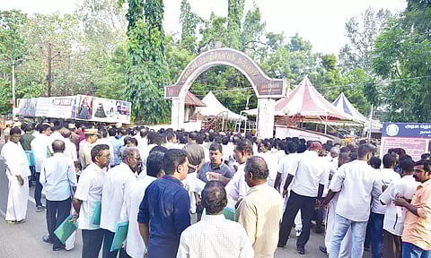 குமரி தொகுதி வாக்கு எண்ணும் மையத்தில் போலீசாருடன் கட்சி முகவர்கள் வாக்குவாதம்