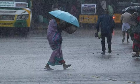 இடி-மின்னலுடன் சேலத்தில் 86.4 மி.மீ மழை கொட்டி தீர்த்தது