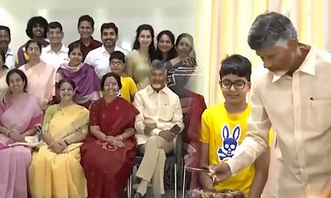 ஆந்திராவில் ஆட்சியை கைப்பற்றியதை தனது குடும்பத்துடன் கேக் வெட்டி கொண்டாடிய சந்திரபாபு நாயுடு