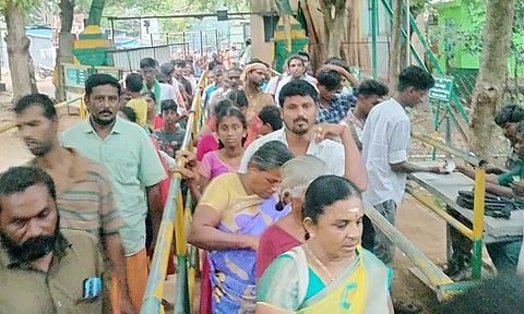 சுந்தரமகாலிங்கம் கோவிலுக்கு குறைந்த எண்ணிக்கையில் வந்த பக்தர்கள்