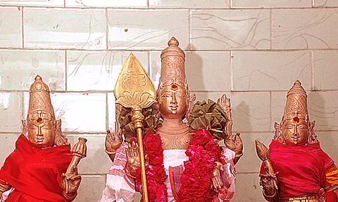 அதிகாரத் தோரணையுடன் முருகன் அருள்பாலிக்கும் ஒரே தலம்