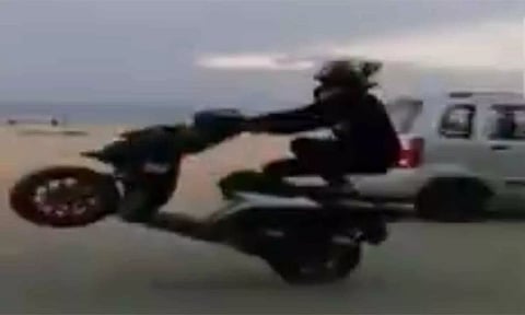 கடற்கரை சாலையில் இளைஞர் பைக் சாகசம்- பொதுமக்கள் அச்சம்