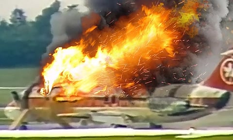 389 பயணிகளுடன் புறப்பட்ட விமானம் தீப்பிடித்து எரிந்ததால் பரபரப்பு